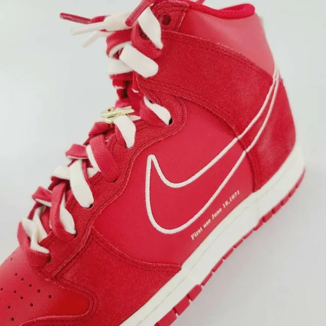 Nike dunk high first use university red