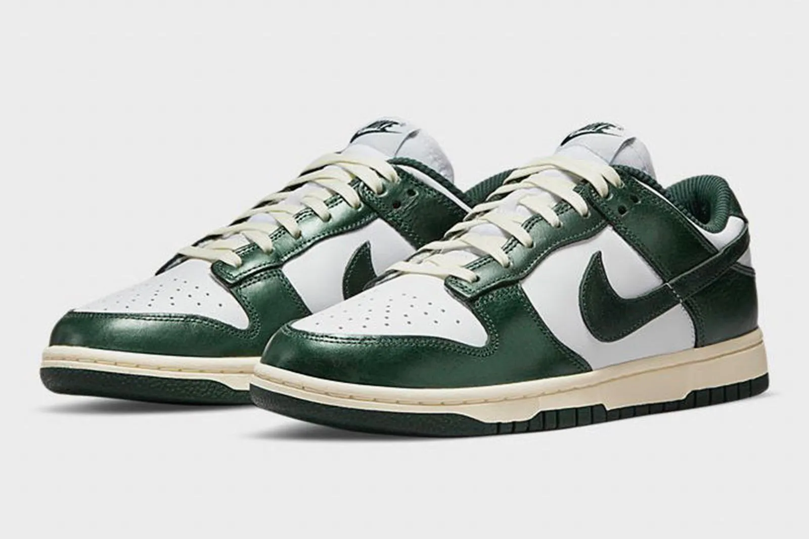 NIKE DUNK LOW VINTAGE GREEN (W)