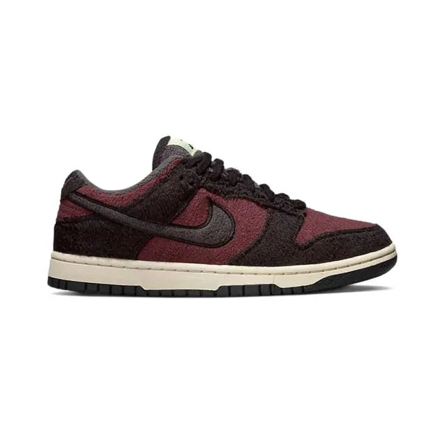 Nike women's dunk low se (fleece burgundy crush/ red/ black/ white/ dark smoke grey) sizes 6-10 dq75