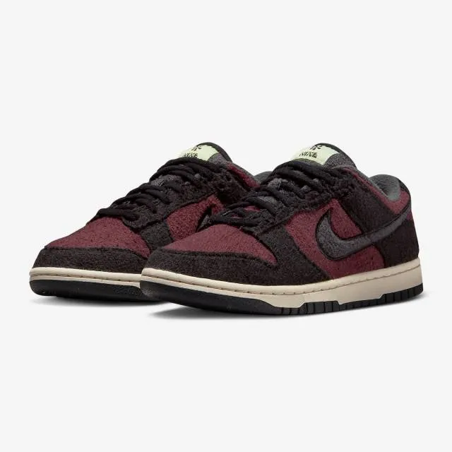 Nike women's dunk low se (fleece burgundy crush/ red/ black/ white/ dark smoke grey) sizes 6-10 dq75