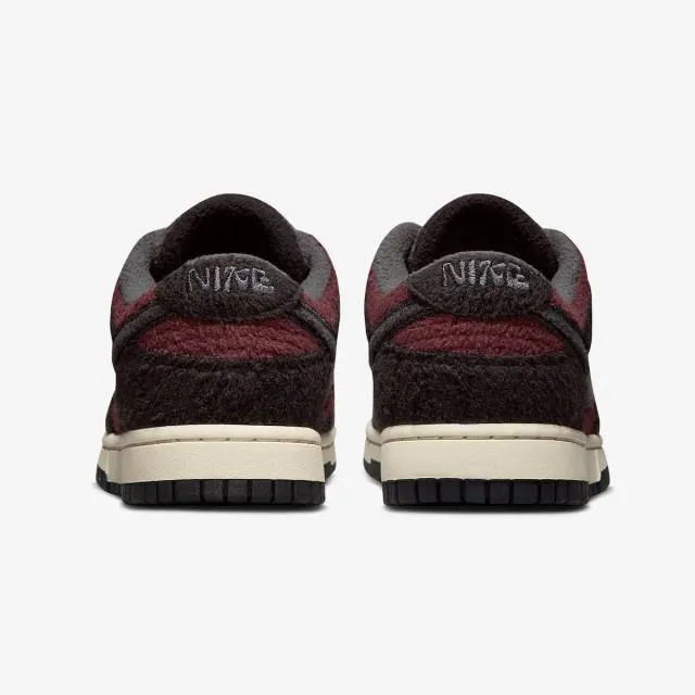 Nike women's dunk low se (fleece burgundy crush/ red/ black/ white/ dark smoke grey) sizes 6-10 dq75