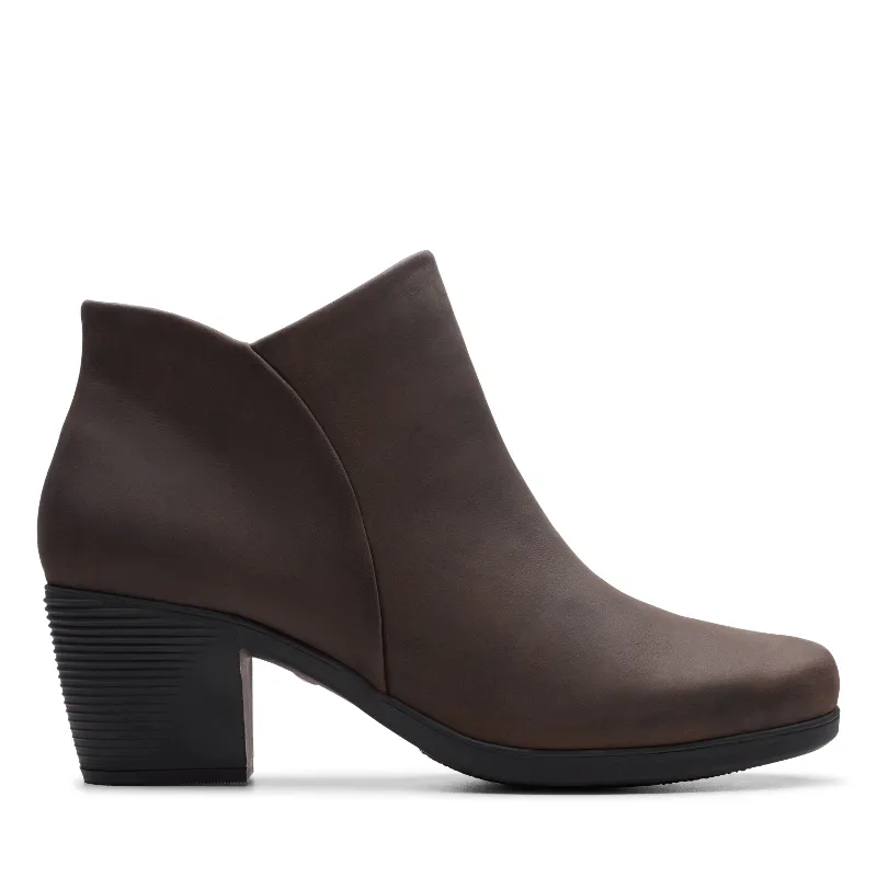 Women’s Clarks Un Lindel Zip – Brown